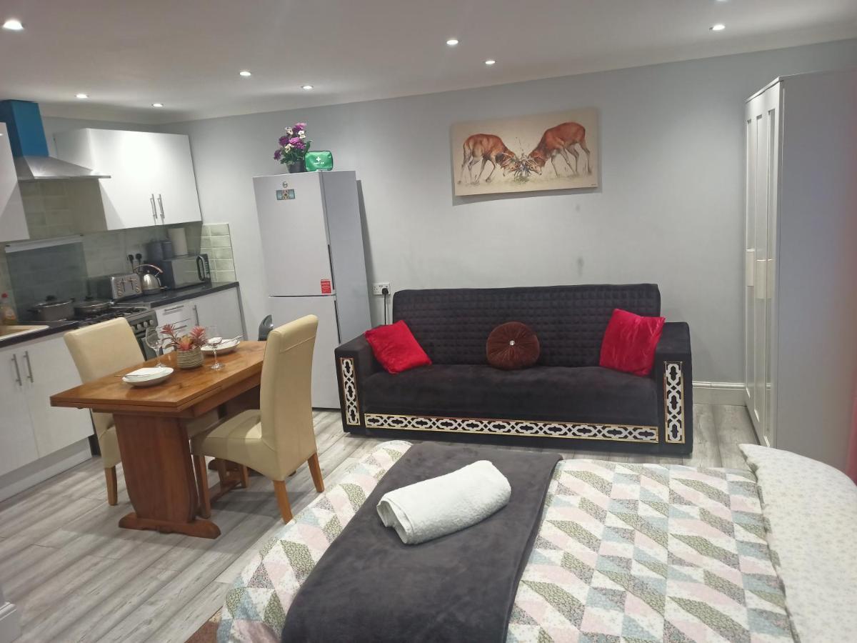 Homey Studio In Newport Perfect For Couples & Travelers Eksteriør bilde