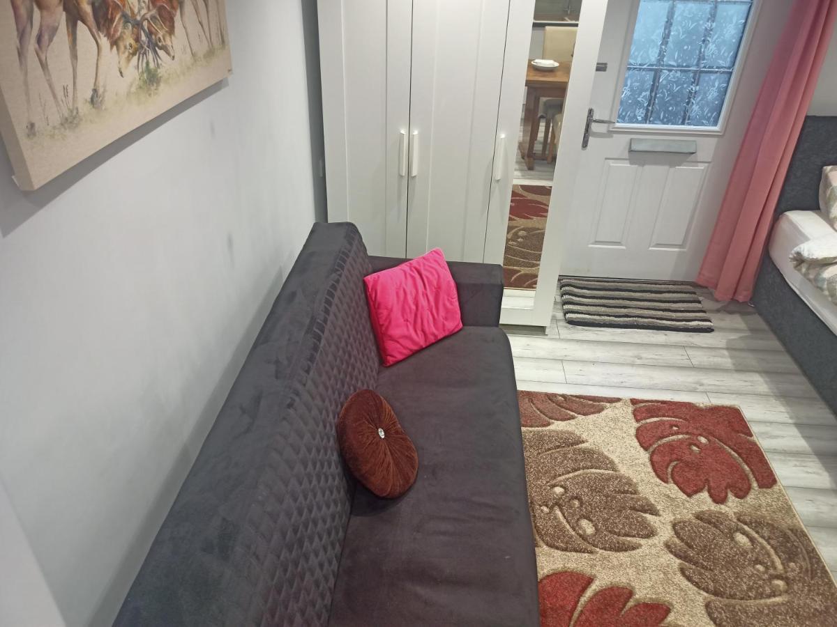Homey Studio In Newport Perfect For Couples & Travelers Eksteriør bilde