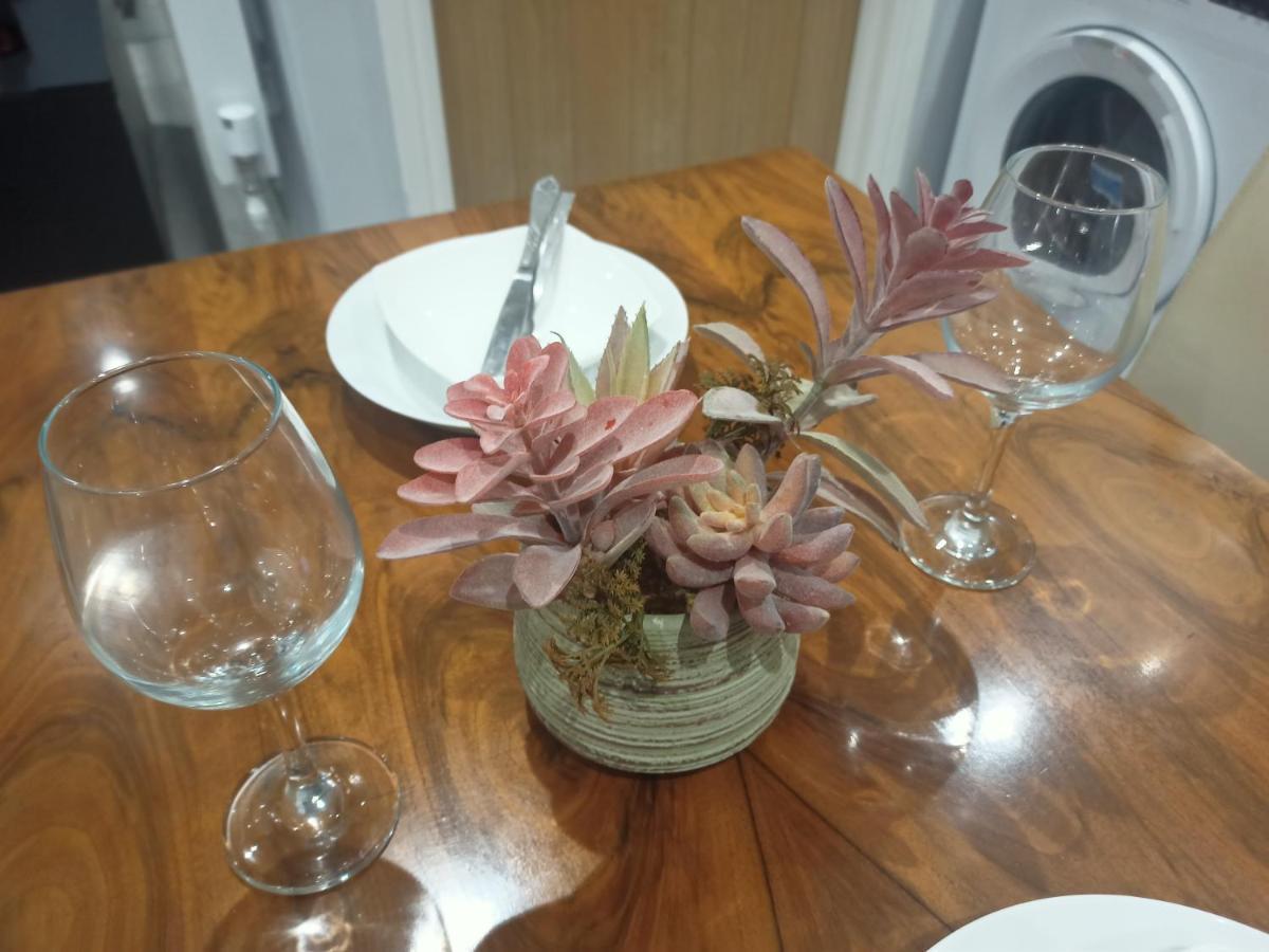 Homey Studio In Newport Perfect For Couples & Travelers Eksteriør bilde